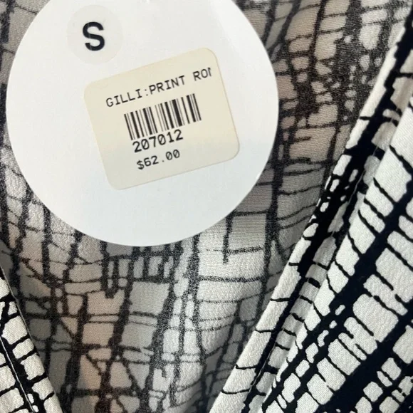 GILLI USA NWT Black White Graphic Print Romper Size Small | Wrap Style - Picture 4 of 10